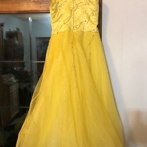Gorgeous yellow formal gown.  Girl’s size 10.